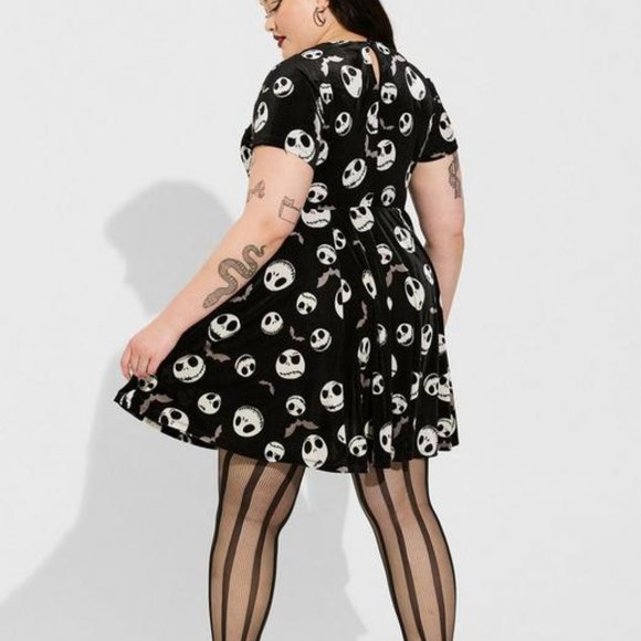❤️NWT VINTAGE TORRID NIGHTMARE BEFORE CHRISTMAS POCKETS VELVET COLLAR DRESS 1X - Picture 4 of 10
